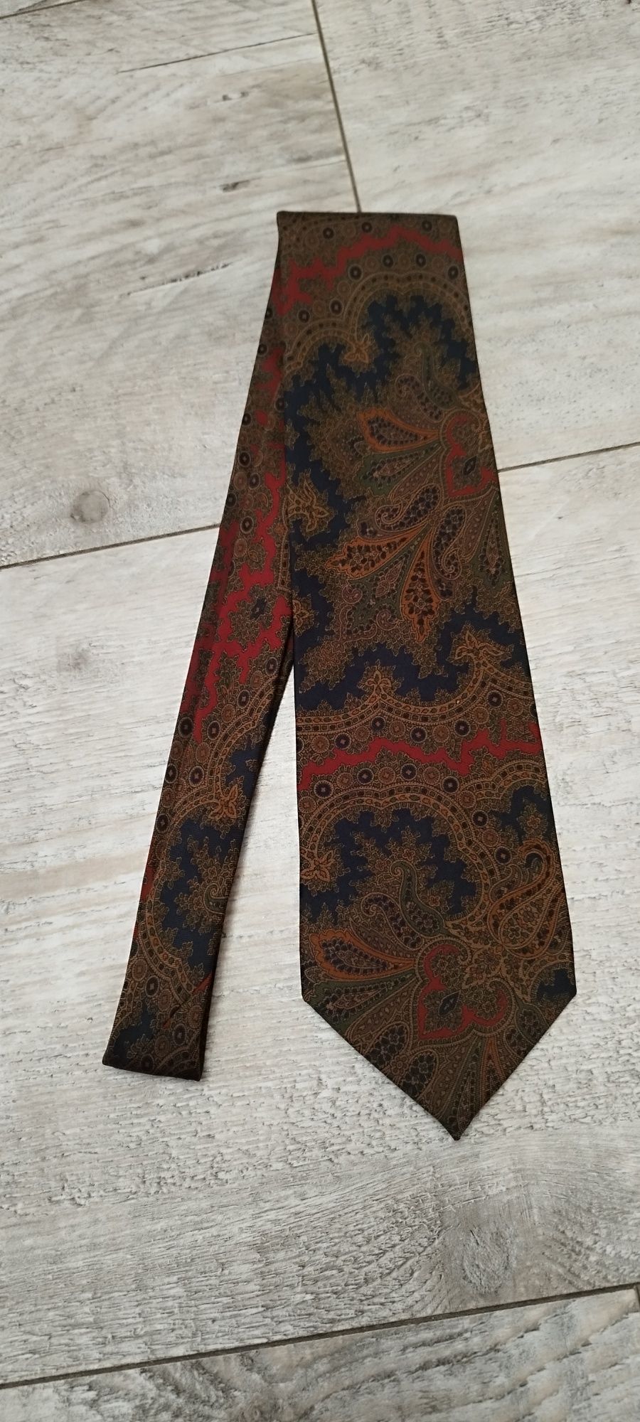Kolorowy krawat we wzory