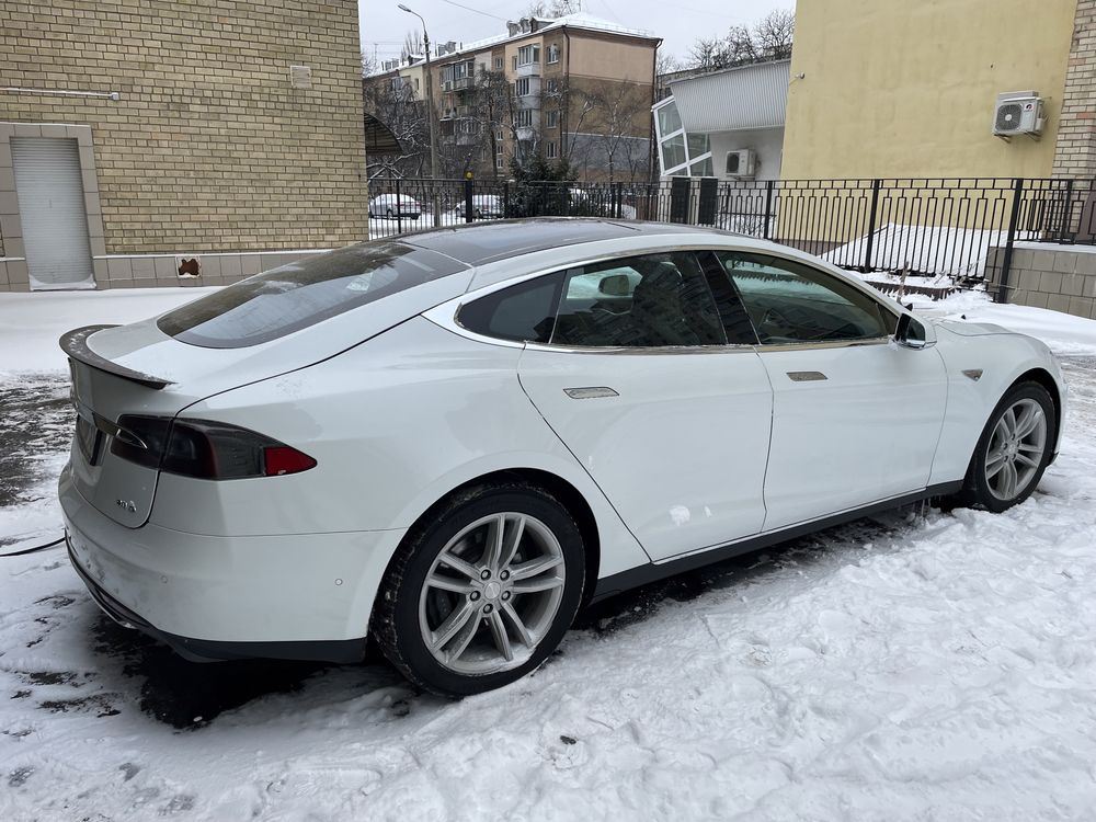 Продаю Tesla Model S 90 D