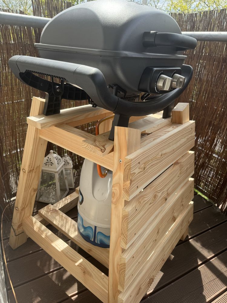 Stojak pod Grill Weber