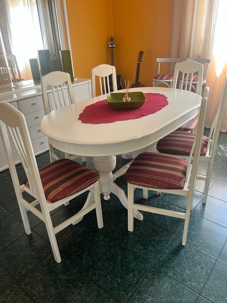 Mesa e seis cadeiras de sala de jantar