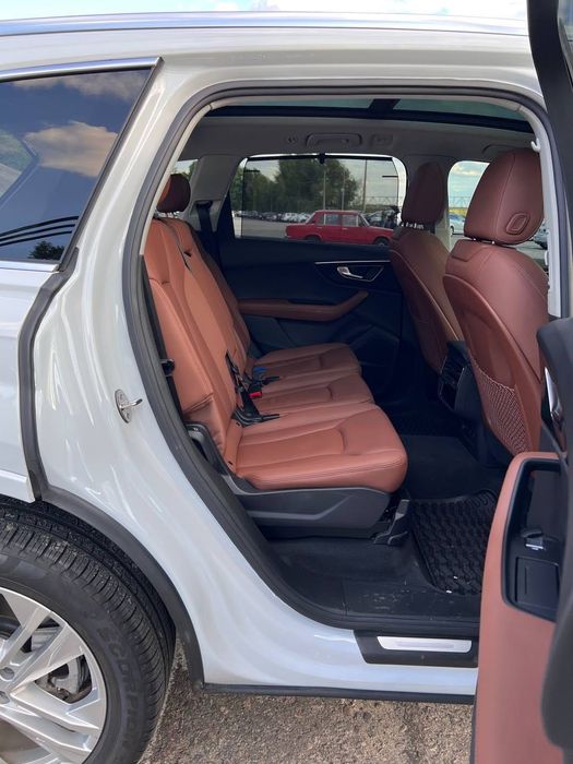 Audi Q7.Quattro Білого кольору кросовер
