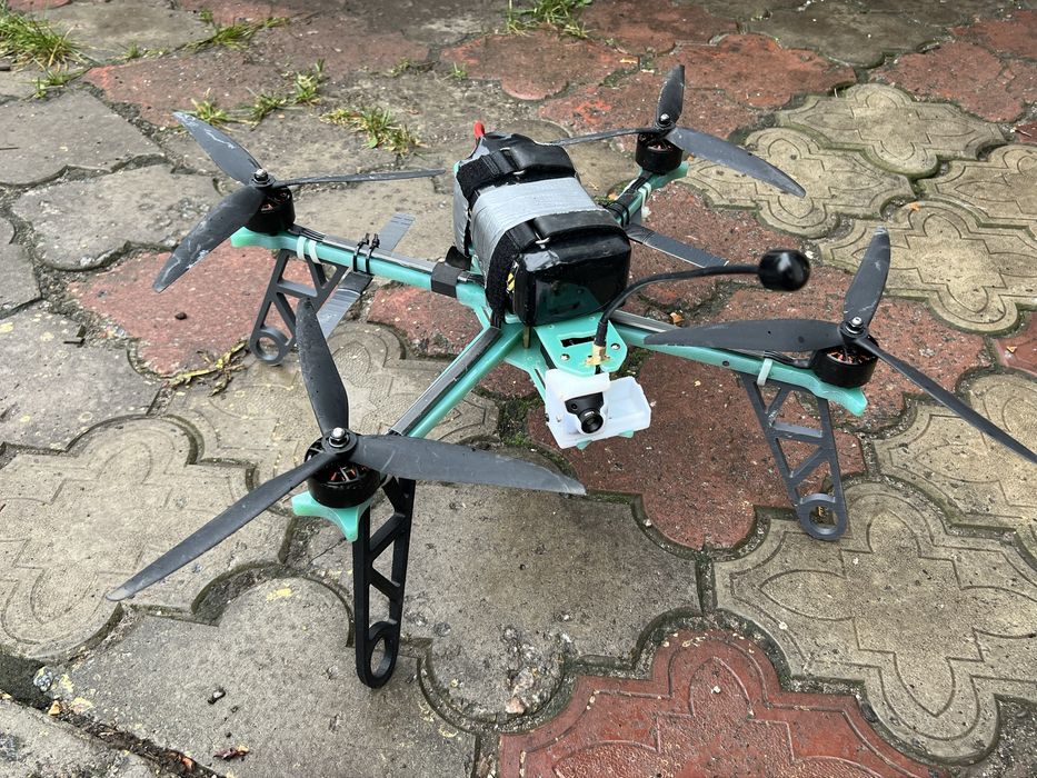 FPV дрон бумеранг на лапках