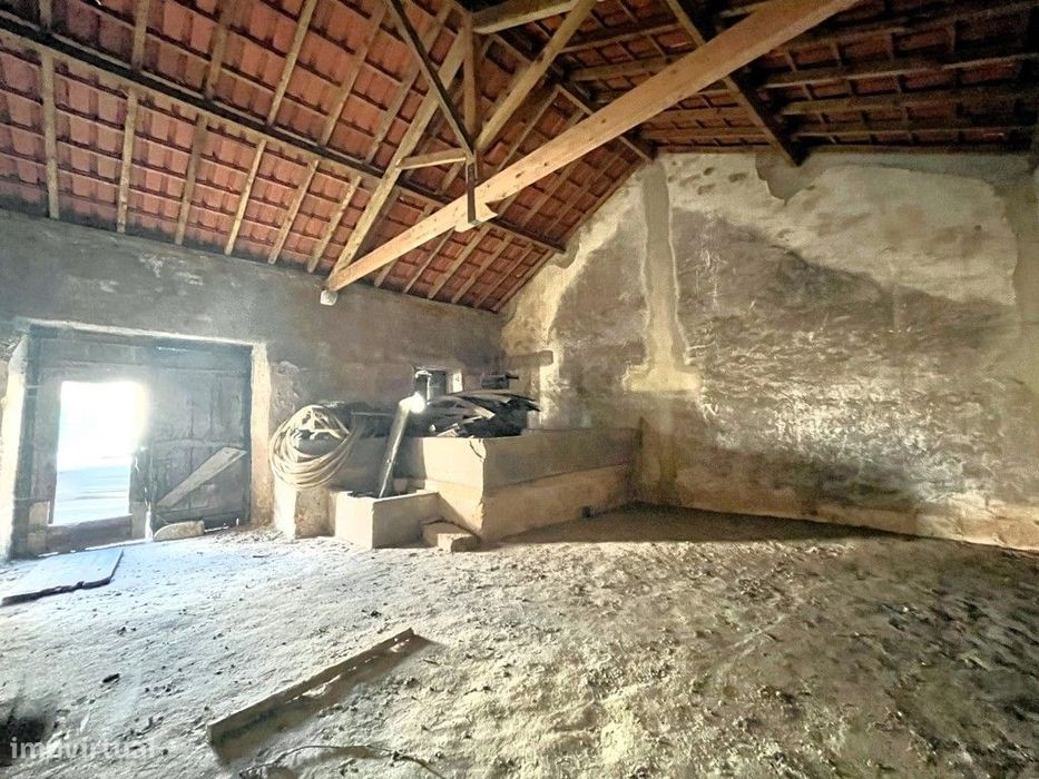 Adega localizada em Sobral do Parelhão, perto do Carvalhal