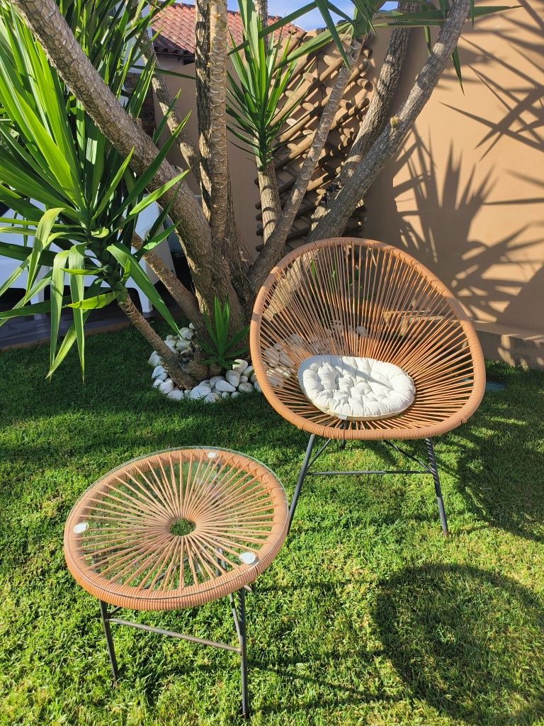Conjunto mesa e duas cadeiras