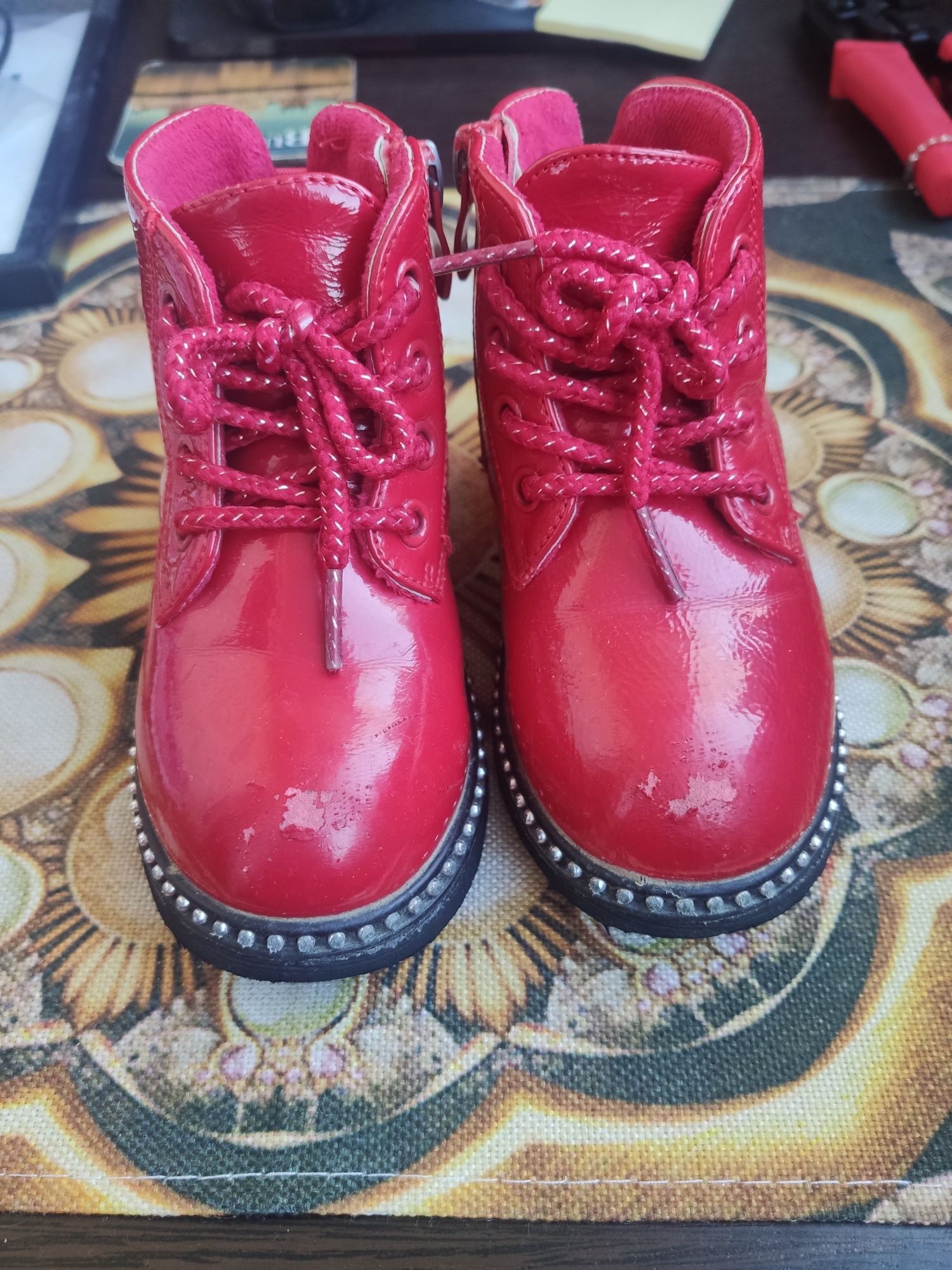 Осінні ботинки червоні лакові