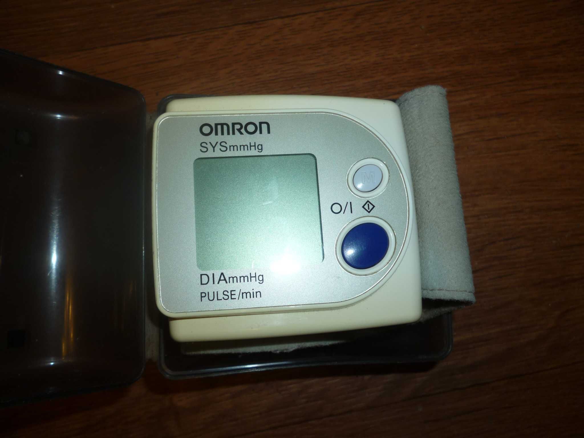 Тонометр электронный наручный OMRON на запчасти