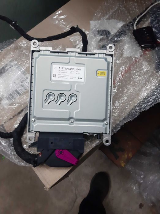 Усилитель  и сабуфер оригинал.  Мерседес