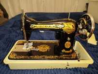 Máquina de costura Singer com mala