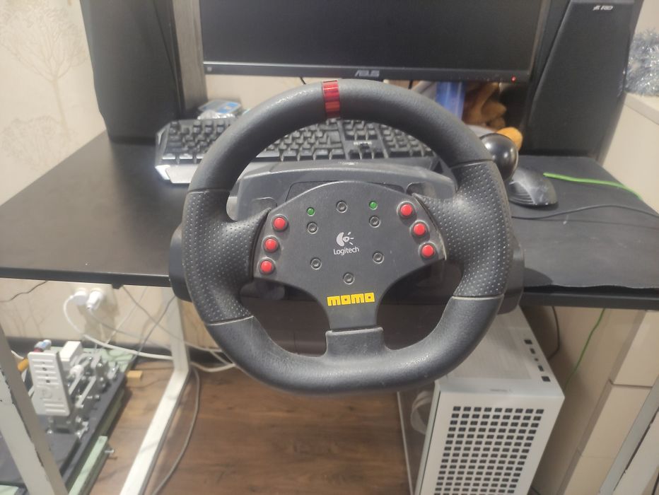 Руль Logitech momo