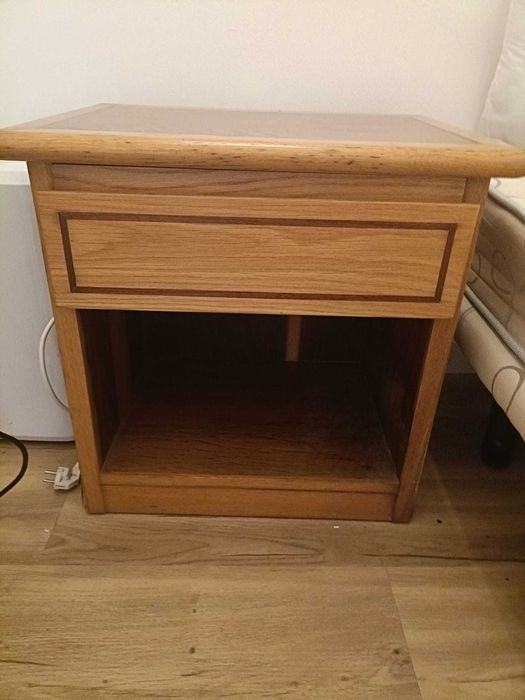 Mesinha de cabeceira castanha