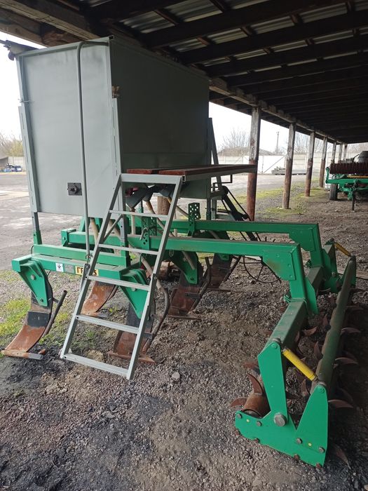 Глибокорозпушувач ГР 2.5 з баком для внесення сухих добрив