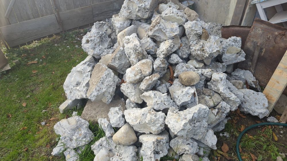 Каміння, бетон розбитий може комусь потрібно )