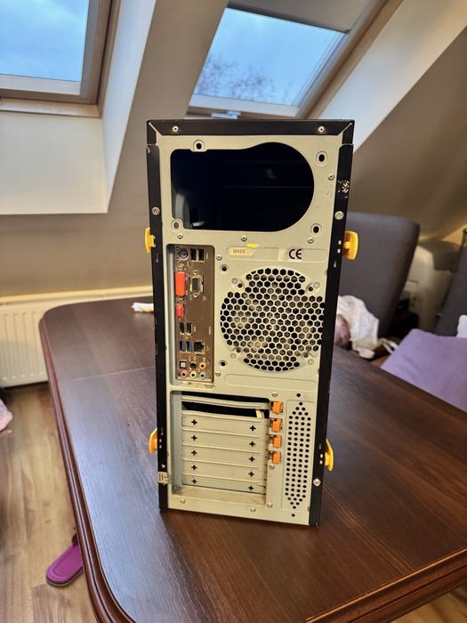 Obudowa komputera z płytą główną, procesorem i RAM