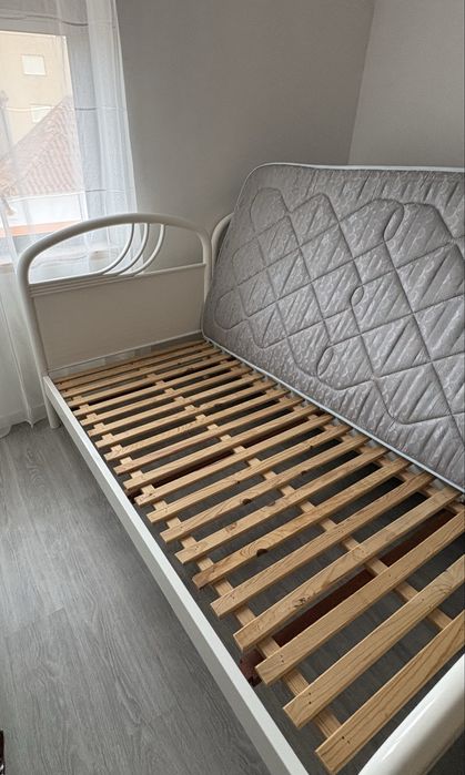 Camas + Colchões + Mesas de Cabeceira