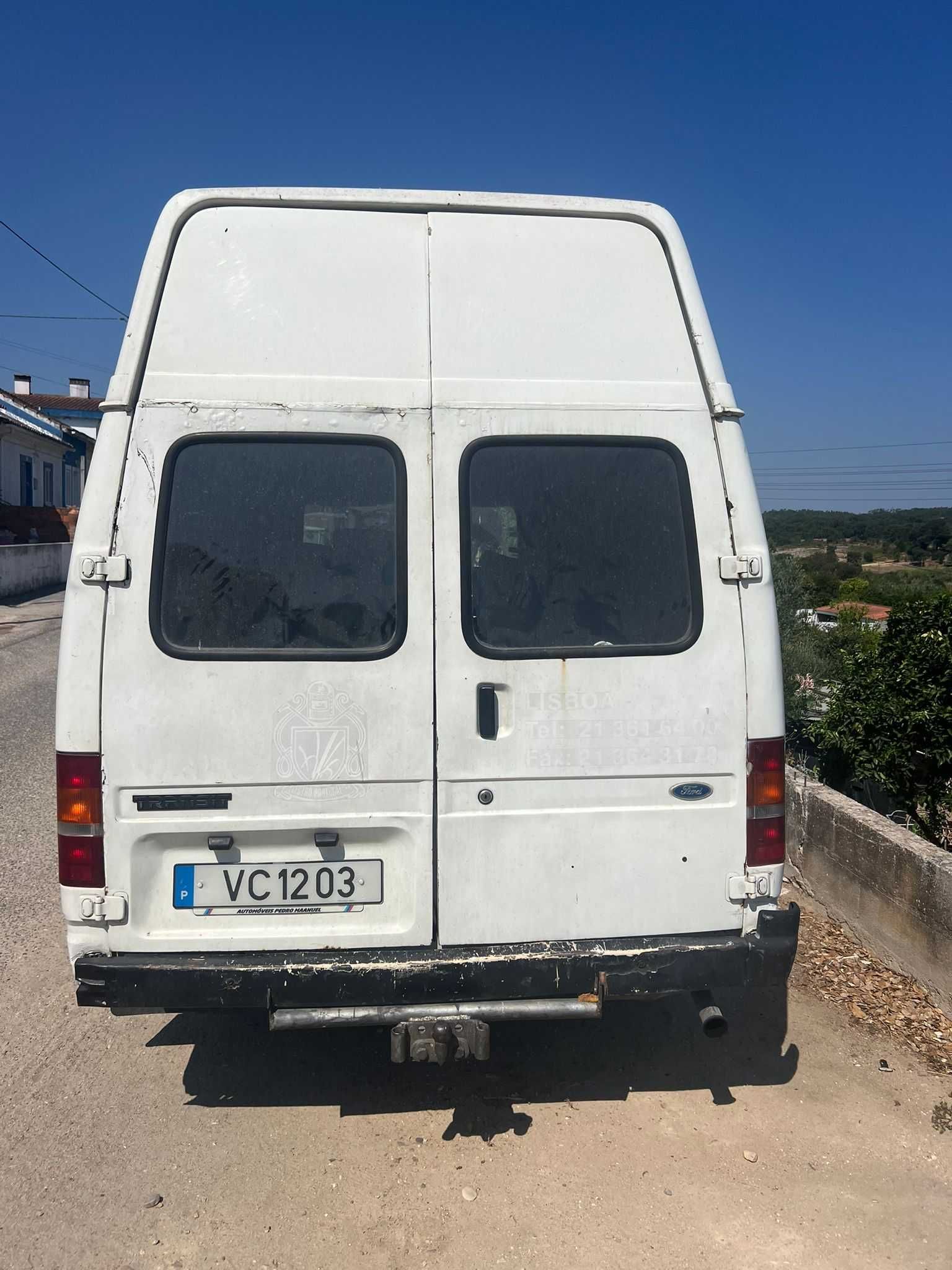 Ford Transit velha de guerra