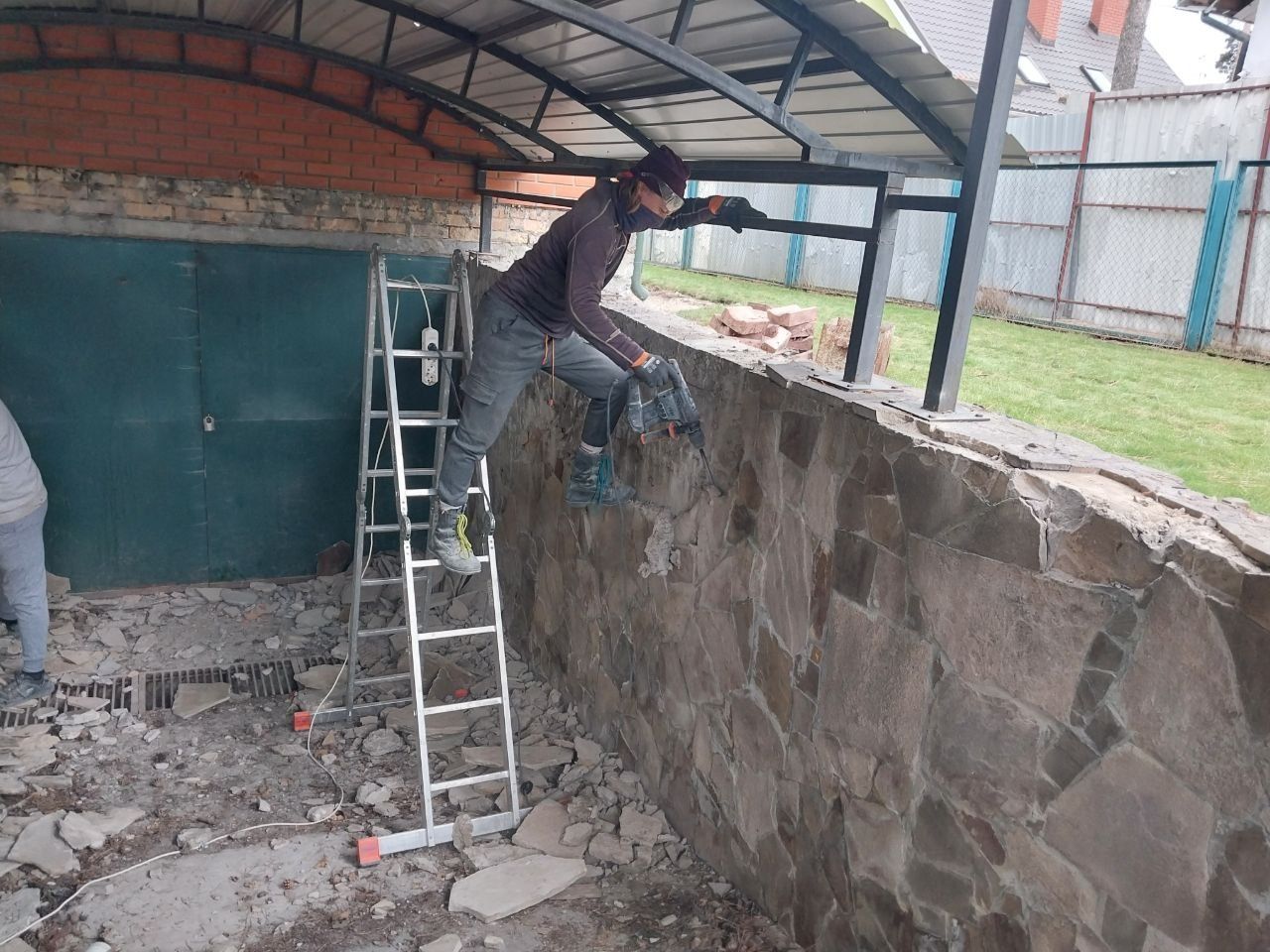 Демонтаж штукатурки, перегородок тощо
