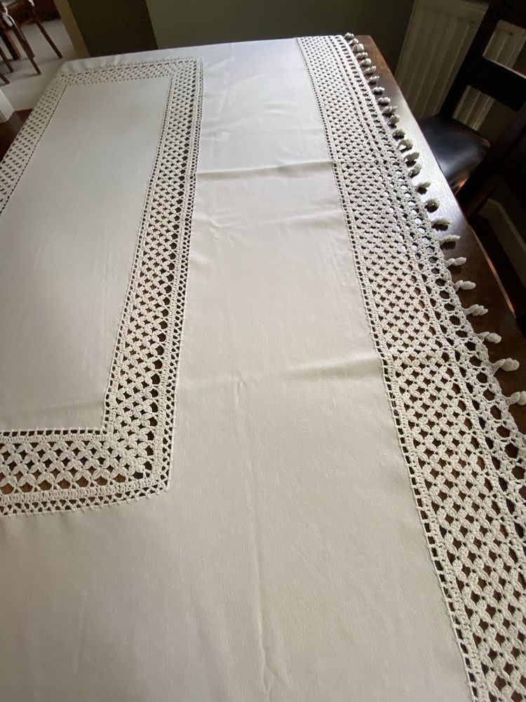 Obrus  150x210   z artystycznym , ręcznym  haftem