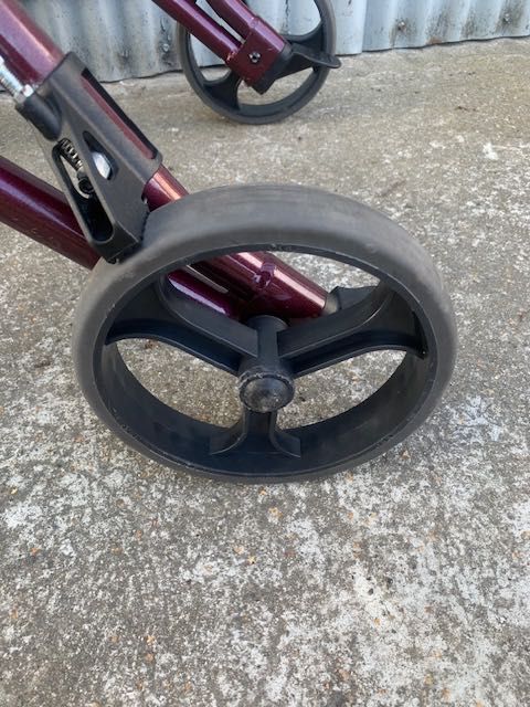 Chodzik balkonik składany czterokołowy podpórka DRIVE 130 kg BORDO
