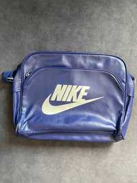 Granatowa torba sportowa Nike