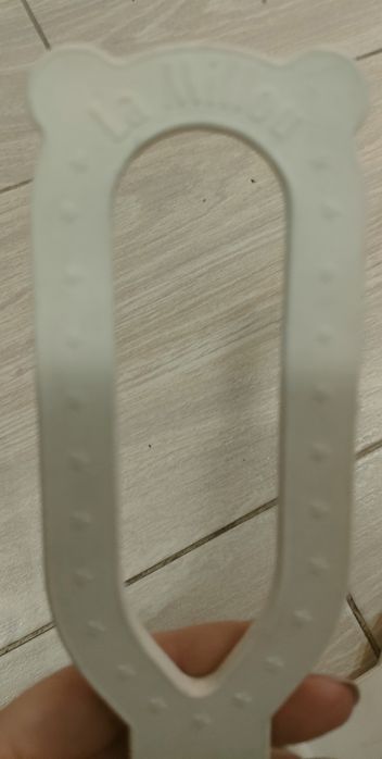 Białe zaczepy mocujące do wózka La Millou