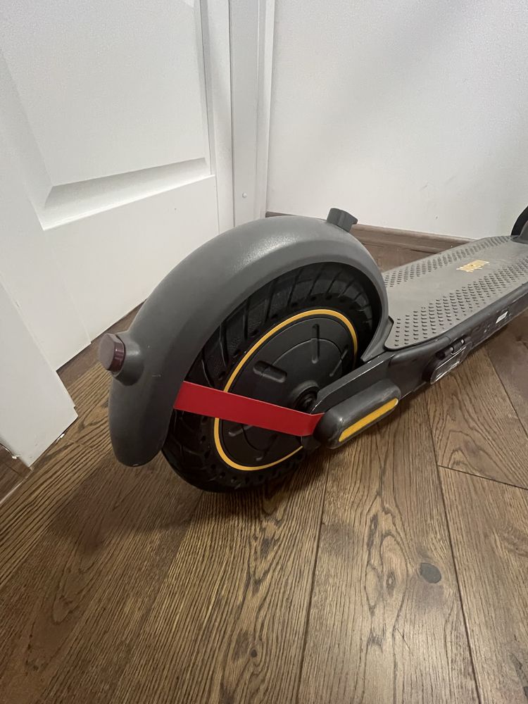 Електросамокат Ninebot max G30 ( в подарунок насос )