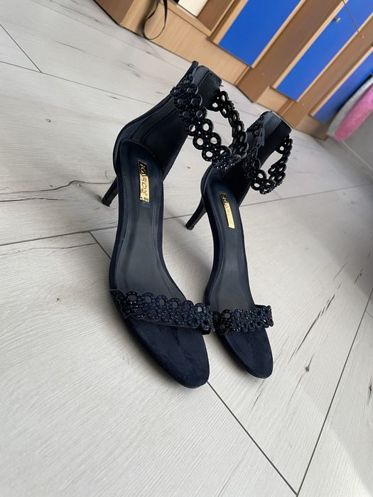 Вишукані сандалі на невеликій шпильці