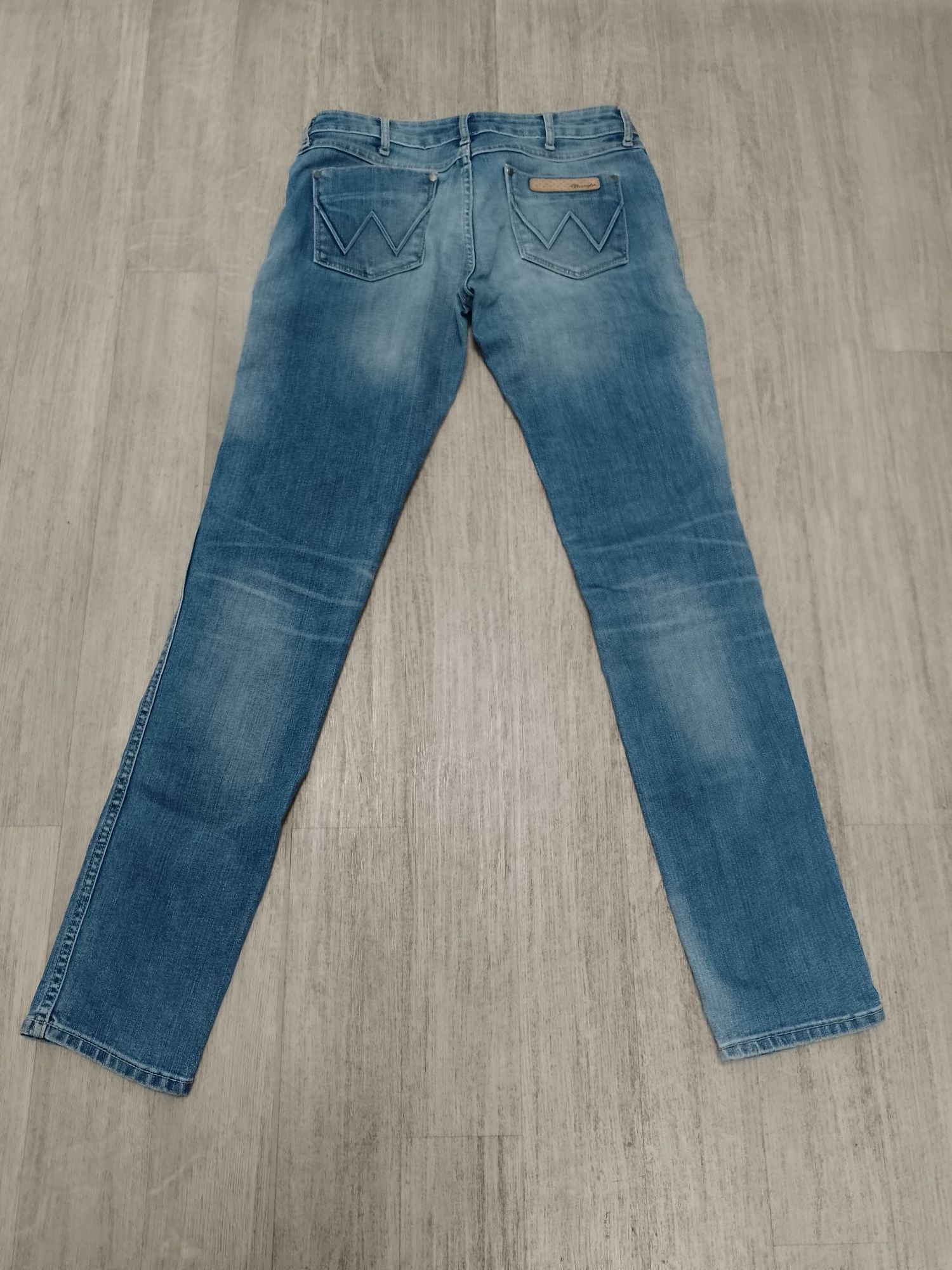 Sprzedam damskie spodnie jeansowe firmy Wrangler rozmiar 32.