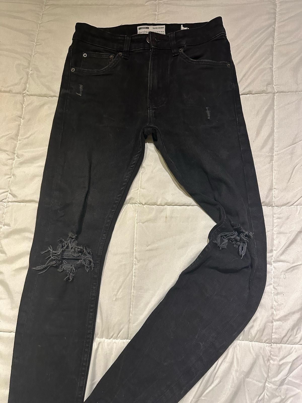 Calças pretas com rasgão da Bershka