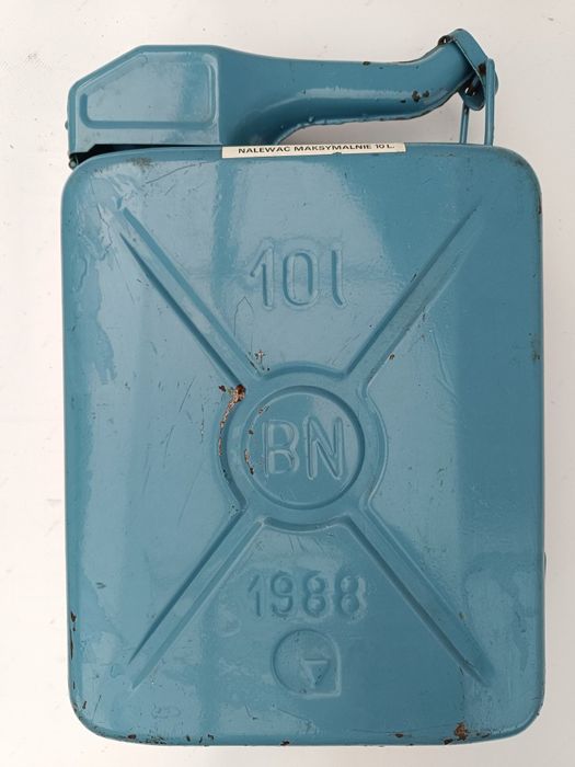 Kanister 10 L.  metalowy z lejkiem PRL