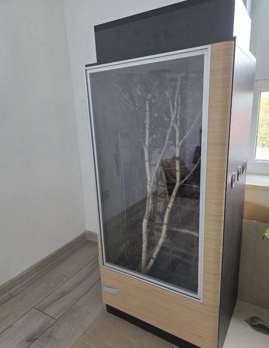 Nowe terrarium że ścianka i wodospadem