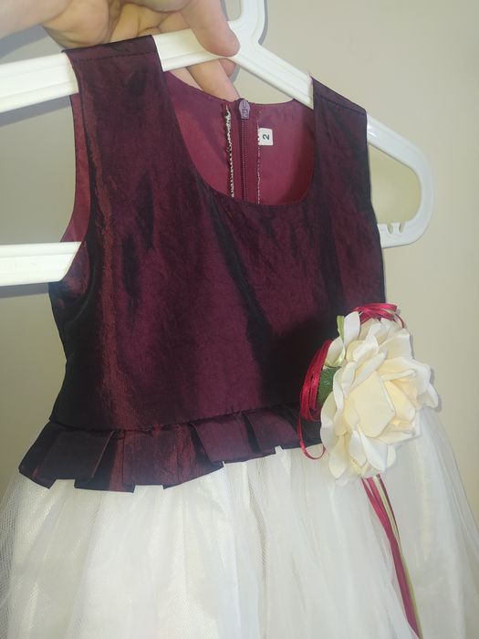 Cudownie tańcząca sukienka z płatkami kwiatów 4-6 lat 

Posiada warstw