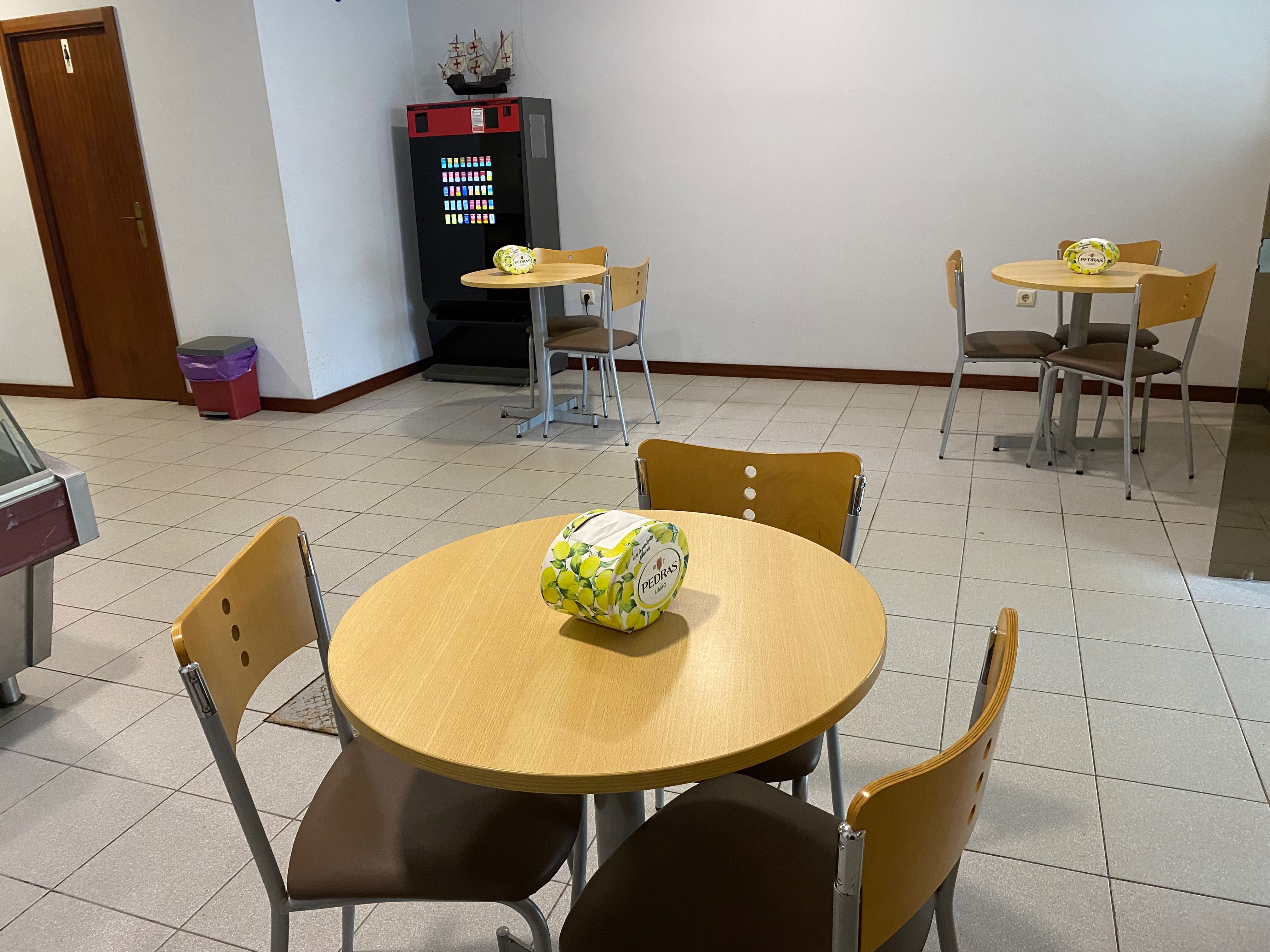 Conjunto de mesas para cafeteria