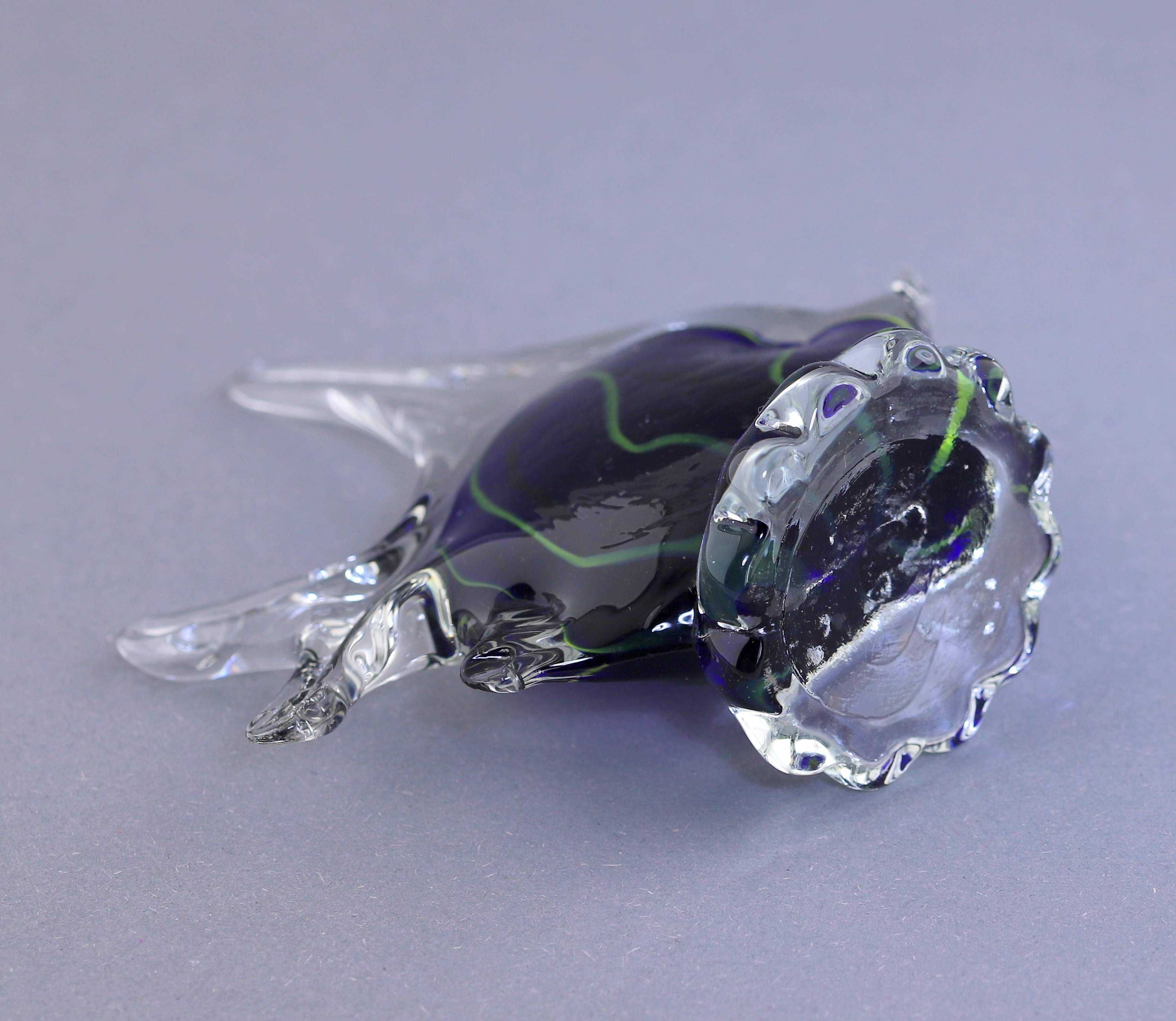 Figurka przycisk do papieru szklana kobaltowo zielona ryba wys 13cm