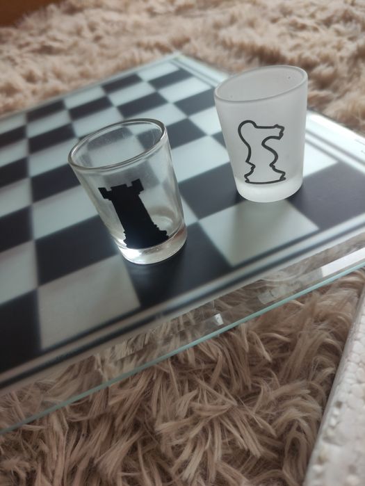 Jogo de xadrez (vidro) com copos de shot