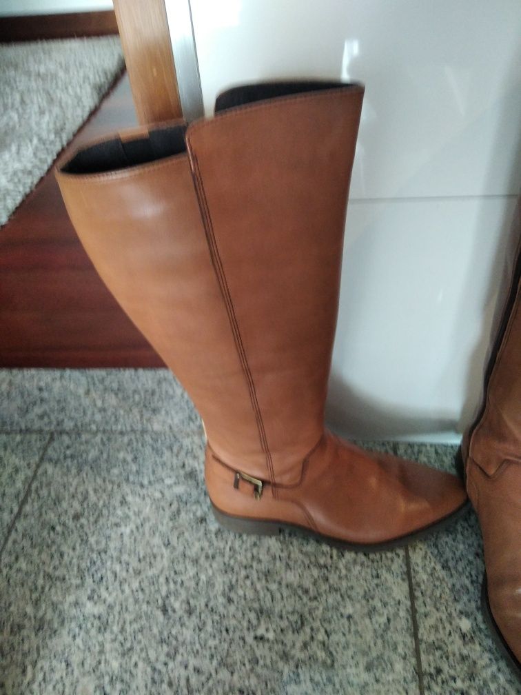 Botas todas em pele.