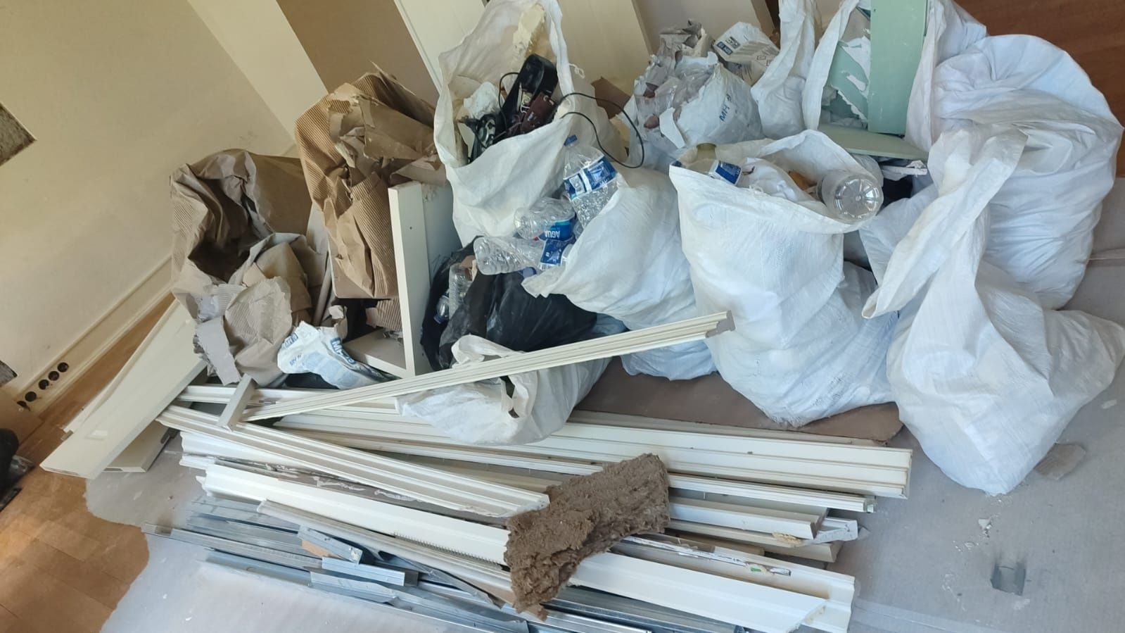Recolhas de monos moveis usados entulhos