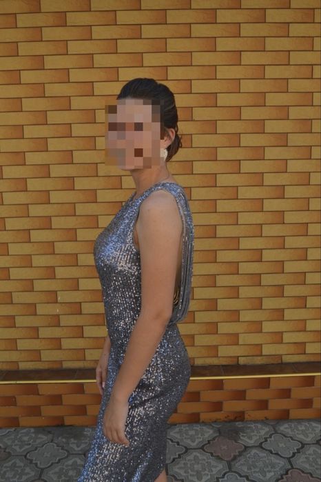 Блискуча сукня з задекорованою спинкою