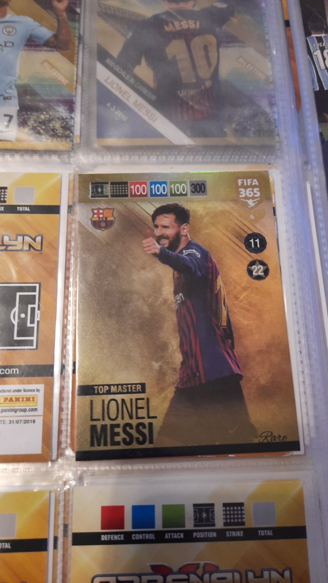 Sprzedam album fifa 2019 liczba kart 301