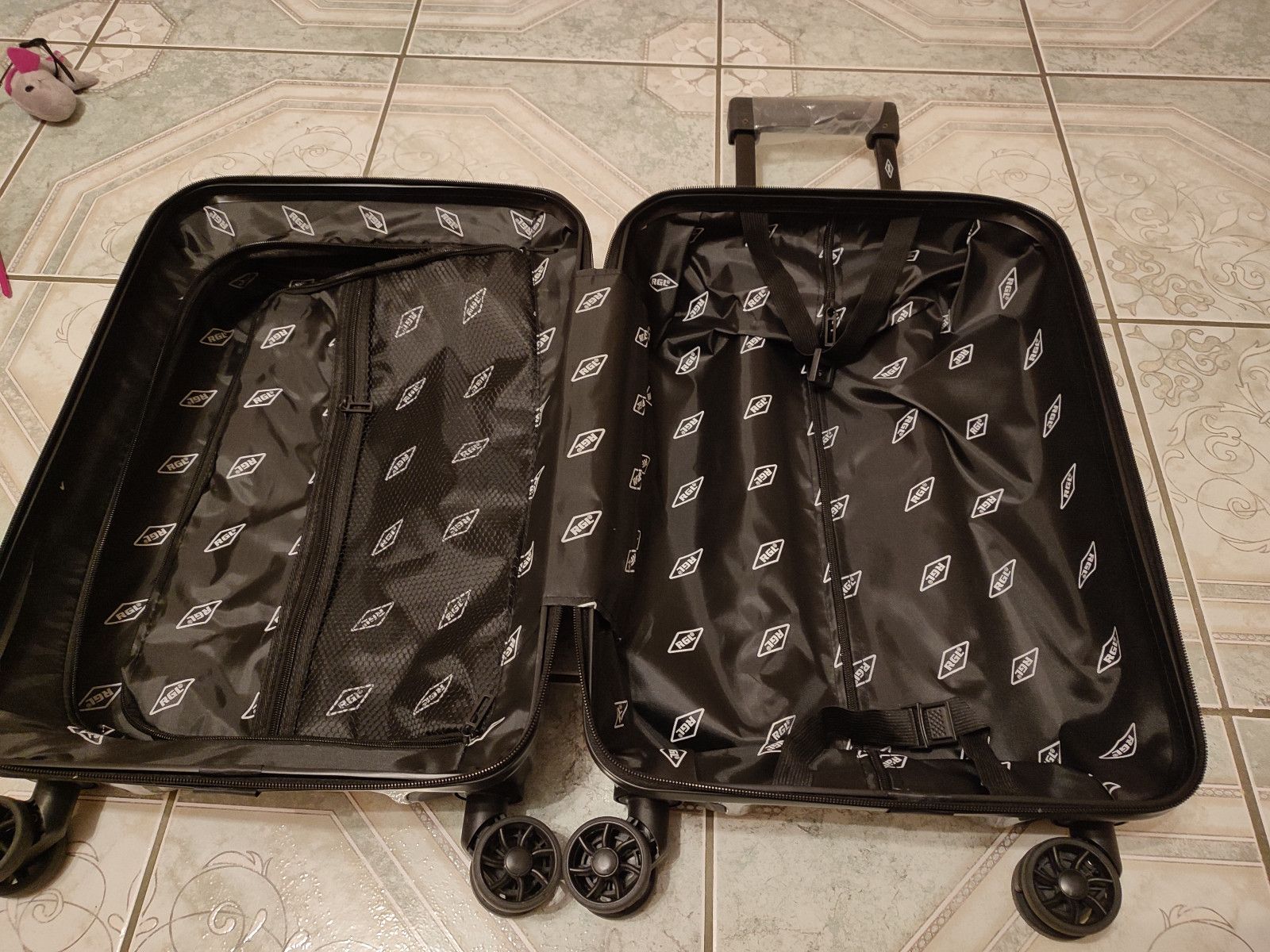 Nowa srebrna twarda walizka kabinowa