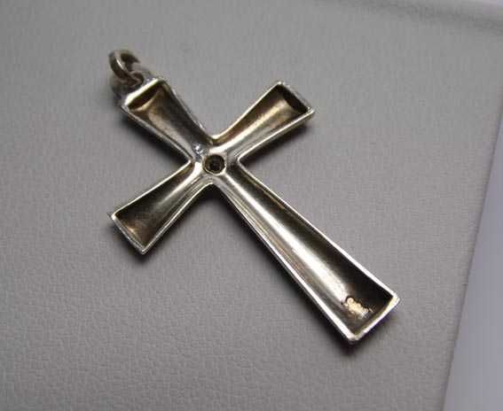 Przedwojenny srebrny krzyż krzyżyk miniaturowy fioletowy kamień.