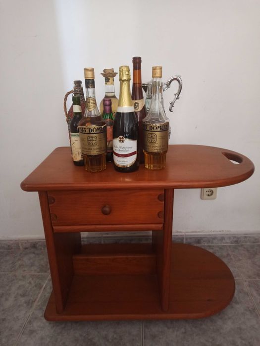 Móvel bar com rodas.