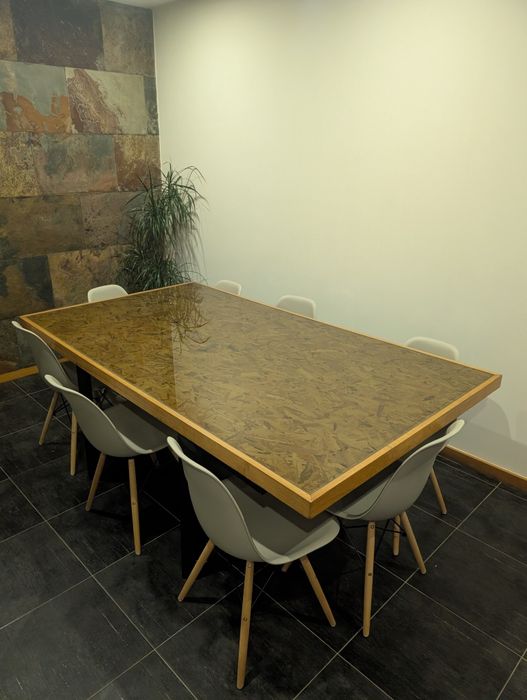 Mesa madeira maciça e vidro pés em metálicos