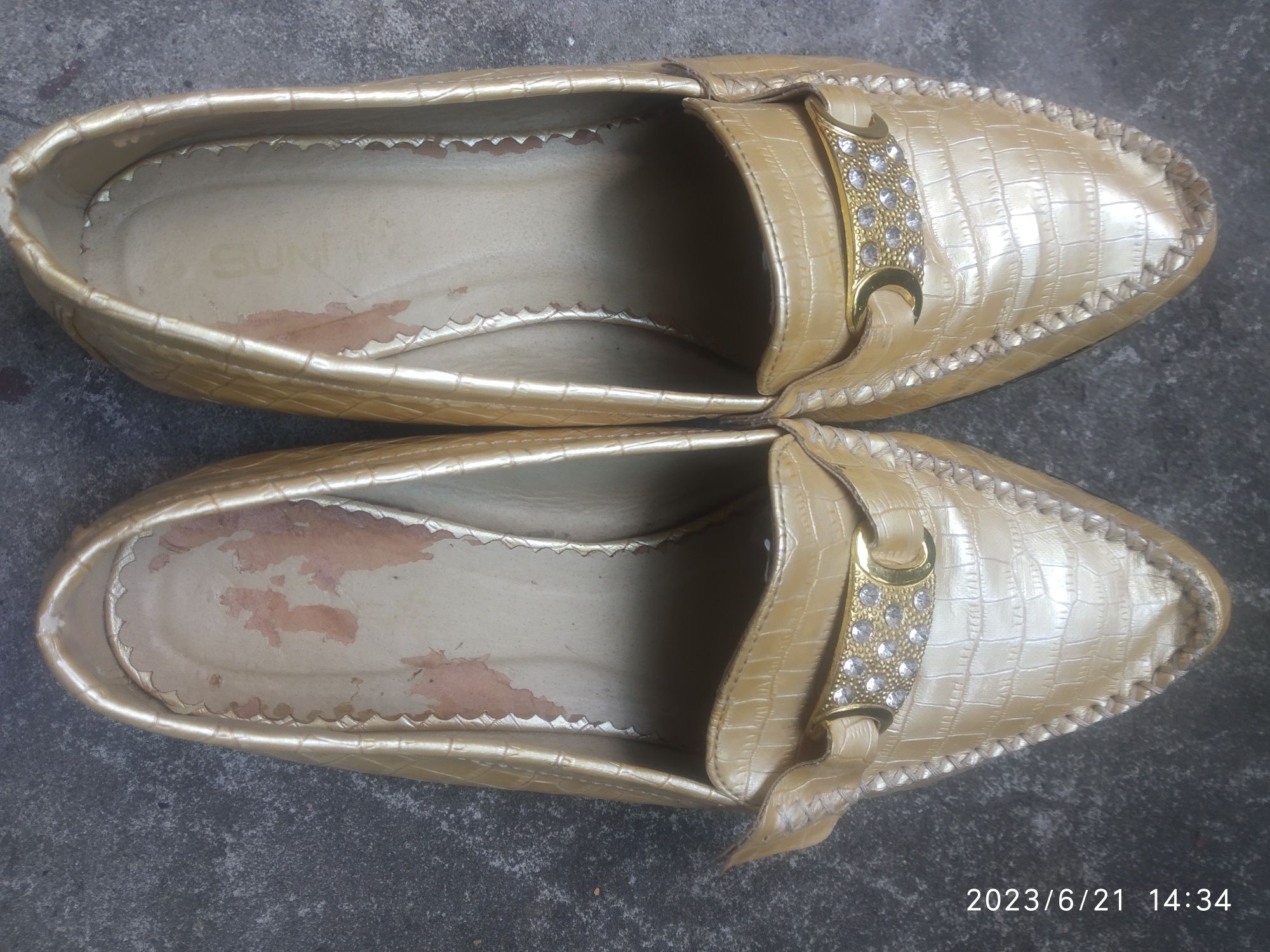 Женские золотые туфли на низком ходу 39р