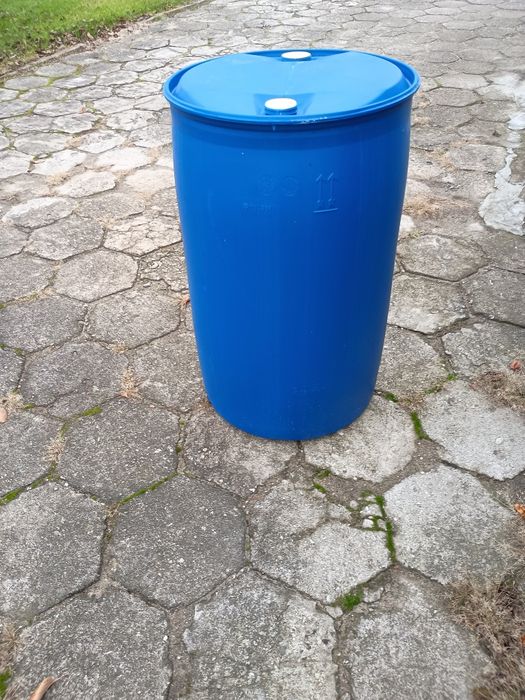 Beczka na wodę lub paliwo.