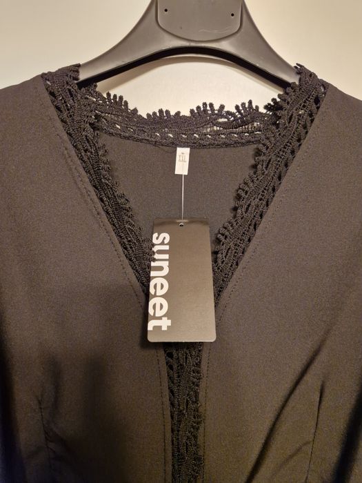 Czarna Sukienka wizytowa z rozcięciem midi