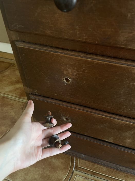 Mesa de cabeceira em madeira maçica com 5 gavetas (boa para restauro)