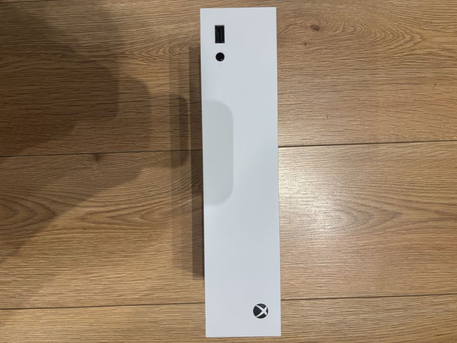 Konsola XBOX Series s + dwa pady + ładowarka do akumulatorków