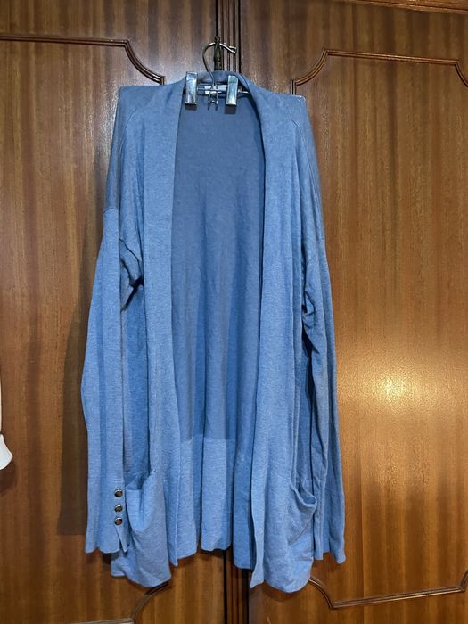 Casaco de malha azul celeste