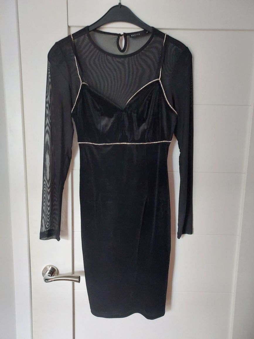 Czarna sukienka mohito mini z ozdobnymi elementami