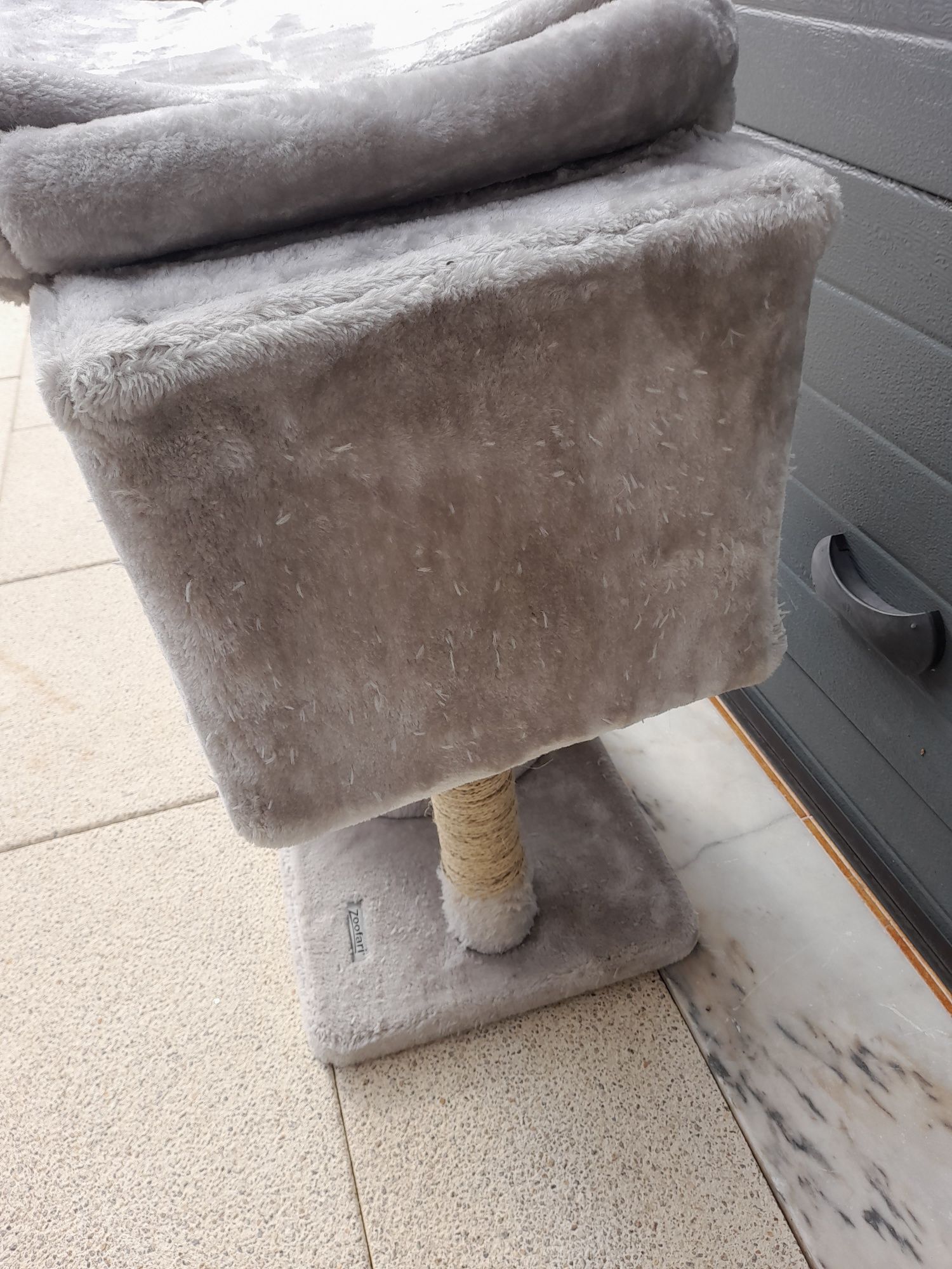 Cama para gatos com arranhadores